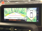 【パノラミックビューモニター】専用のカメラにより、上から見下ろしたような視点で360度クルマの周囲を確認することができます☆死角部分も確認しやすく、狭い場所での切り返しや駐車もスムーズに行えます。