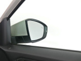 車両の斜め後方をモニタリング【ブラインドスポットモニター】を装備。後方死角検知機能が装備されておりミラーに内蔵された警告灯が点滅し注意を促します。