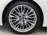 レクサス純正アルミは精度が高く、走行の安定性が優れています。タイヤサイズ235/40R19