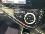 【オートエアコン】一度お好みの温度に設定すれば、車内の温度を検知し風量や温度を自動で調整。暑い&hellip;寒い&hellip;と何度もスイッチ操作をする必要はありません。快適な車内空間には必須の機能ですね♪