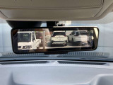 乗員、ヘッドレスト、積載物などでさえぎられがちなルームミラーの後方視界をクリアに保ちます。車室内の状況に関わらず、車両後方にあるカメラの画像をルームミラーに映し出します。