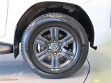 純正のアルミホイール装着車です。タイヤサイズは265/65R17です。