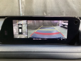 狭い場所での駐車やすれ違いなどでより的確な運転操作に役立つ360&deg;ビューモニターが装備されています。