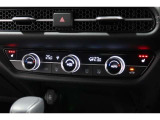 運転席と助手席の温度設定の変更が可能な左右独立タイプのデュアルエアコンです♪♪♪暑がりな人・寒がりな人も誰もが車内を快適にお過ごしいただけます♪♪♪