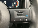 前方の車との車間を設定し、スピードを上げたり緩めたりを自動で行ってくれる追尾式の「レーダークルーズ」。上級装備の一つです!高級車にしかつかない嬉しい機能です。