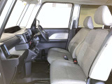シックな色使いの運転席周りですね。すっきりとしたデザインで上品な色使いです。居心地の良い運転席、長く座ってられるリラックスできるデザインがいいですね。