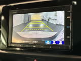 リバースギアに入れるだけで後方の表示へ切り替わります。夜間や雨の日の駐車も楽になりますよ。