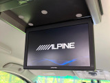 【フリップダウンモニター】大画面モニターで後席でもエンタメをお楽しみいただけます。小さなお子様にも大人気の装備です♪