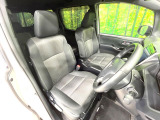 運転席まわりには十分なスペースがあり、大柄な方でもゆったり運転していただける環境です。