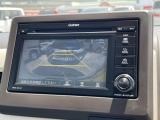 【バックカメラ】運転が苦手な方も車庫入れラクラクです!ギアをリバースに入れれば自動的に切り換わりますので、面倒な操作は不要です♪狭い駐車場もお車を傷つけず安心ですね!