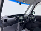 ダイハツのお店では、ダイハツ車を知り尽くしたプロフェッショナルが、専用の診断機器を使って各システムを点検しております。