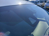全てのクルマに車両検査証がついています。中古車オークション業界で確立された公正な基準を採用しています。トヨタ自動車によって、修復歴や状態を正しく判断できると認定された車両検査員が、1台1台検査し点数と