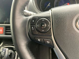 運転中、オーディオの操作をしてて、ハッとしたことはありませんか?ステアリングスイッチは、運転中でもハンドルでオーディオの操作が可能です。安全なドライブをサポートします。