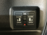 両側電動スライドドア。荷物で手が塞がる時など簡単にドアの開閉が出来ます。何より力いらずで開閉OK。女性やお年寄りにも優しい。電動機能はOFFにもできますから元気なお子様の駆け出しも安心。