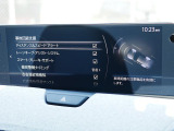 こちらのお車には先進安全装備が多数搭載されています。衝突被害を回避あるいは軽減するためのブレーキや、後方死角からの接近警報、車線逸脱を防止する警報装置など、詳しくはスタッフまでお尋ねください。