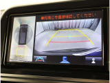パノラミックビューモニター装備!トップビュー&フロントビュー・車両に取り付けたフロントとサイドとバックのカメラ映像を合成して画面上に表示させることで、低速時の運転を補助する装置です。