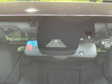 【トヨタセーフティセンス】走行中に前方の車両等を認識し、衝突しそうな時は警報とブレーキで衝突回避と被害軽減をアシスト。より安全にドライブをお楽しみいただけます。