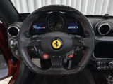LED付カーボンファイバー製ドライバー・ゾーンを装着。エンジン回転数に連動して点灯するLEDが、F1マシンのような高揚感を与えます。