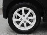 純正アルミホイールは精度が高く、走行の安定性が優れています。タイヤサイズ155/65R14