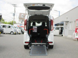 バックドアは雨でも荷が濡れにくい上開き跳ね上げ式。レジャーやショッピングの荷物も積みやすそうですね!