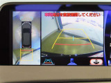 車両を上から見たような映像を映し出すパノラミックビューモニター付きです。