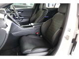 メルセデスのシートは少し硬めになっております。長時間の運転の際、適度な反発があることでお尻や腰の負担を減らす効果が御座います。