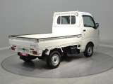 【背面】積み下ろしのしやすい荷台の高さが、作業の負担を軽減します。働く人のことを考えた設計が随所に。後ろ姿からも、長年愛されてきた実用性の高さが伝わってきます。