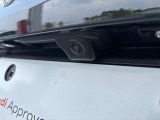 ●リアビューカメラ『入車経路を算出し、ガイドラインと補助線をディスプレイに表示します。同時にバンパーに内蔵のセンサーが障害物を感知し音で注意を促します。後方の死角も安心していただけます。』
