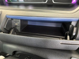 小物が収納できる運転席側インパネアッパーボックス。 ボックス内にはUSBソケットが一口。