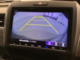 リバースギアに入れるだけで後方の表示へ切り替わります。夜間や雨の日の駐車も楽になりますよ。