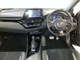 運転席周りのレイアウトをご覧ください。ナビゲーションが綺麗に装着されすっきり収まってますね!