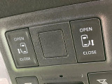 【両側パワースライドドア】スマートキーや運転席のスイッチで後席両側スライドドアの開閉が可能♪電動だから力を入れてドアを開ける必要が無く、小さなお子様でも簡単に開け閉めでき快適です♪