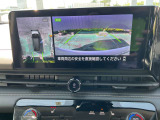 上から見下ろしているような視点で周囲が確認できるアラウンドビューモニターです。上から見下らしているような映像によって縦列駐車もラクラク、駐車が苦手な人の強い味方です!