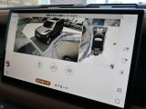 ボディの目立たない位置に設置された4台のデジタルカメラにより、車の周囲360度のオーバーヘッドビュー表示。それぞれのカメラを単独もしくは2か所表示することも可能。狭い場所や出入口なども安心できます!