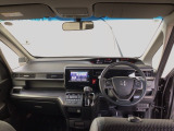 【前方視界】開放的な前方視界!運転がしやすく疲れにくいです♪窓が大きく、見通しがとっても良いおクルマですよ♪