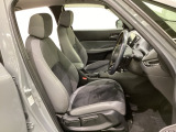 広い足元にゆったり座れるシートには肘掛けも装備しており長距離の運転でも疲れにくくなってます。女性でも運転がしやすいように、シートの高さ調整機能(シートリフター)がついています。