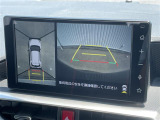 【パノラミックビューモニター】クルマを真上から見下ろした視点で駐車をサポートします!クルマの斜め後ろや真横など、いち早く障害物に気が付くことができます。