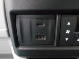 充電用USBジャックも付いています。