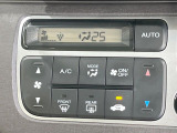 【オートエアコン】一度お好みの温度に設定すれば、車内の温度を検知し風量や温度を自動で調整。暑い&hellip;寒い&hellip;と何度もスイッチ操作をする必要はありません。快適な車内空間には必須の機能ですね♪