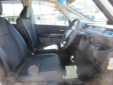 運転席、助手席ともに広々しています。また足元の広さだけでは無く、シートも大きめにしていますので体をしっかりと支え、長時間運転でも疲れが出にくい設計にしています。