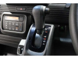 インパネシフトだから視線の移動も少なく足元もスッキリ♪運転席もゆったりしているのでゆとりを持ってドライブできますね!