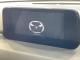 【マツダコネクトナビ】車内の雰囲気にマッチした一体型タイプのナビ。各種車輌設定やBluetooth再生等、様々な機能が楽しめます。直感的なダイヤル操作が可能で、使い勝手も良好です。