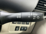 【オートライト】車のセンサーが周囲の明るさを感知し、自動でヘッドライトを点灯・消灯する機能です。この機能は夕暮れ時の交通事故が多い時間帯の安全性を高めてくれます。
