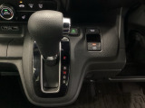 操作しやすいインパネシフトに加え、電子パーキングブレーキを採用。足元まわりがすっきりしており、前席の移動や乗り降りもしやすいレイアウトです。
