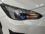 【LEDヘッドライト】悪天候や夜間走行時も良好な視界を確保し安心して運転できる高輝度LEDヘッドライトを装備!点灯速度が早く、消費電力も抑えられています。
