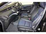 フロントシートは運転席と助手席の移動が簡単です。