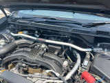 【STIタワーバー】お車の剛性を高めるタワーバーを装備。よりスムーズなコーナリング走行が可能となり、走りも楽しめます。