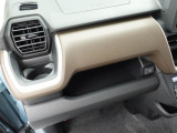 カップホルダーは運転席や助手席からちょうど手の届く位置です!!