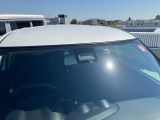 障害物を感知して、衝突の可能性がある場合、運転者へ警告音を発したり、衝突の可能性が高い場合、ブレーキの補助操作を行い、減速して衝突被害を軽減するシステムです。