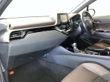 すっきりとしたデザインの内装は、さすがトヨタ車の上品さを感じます。